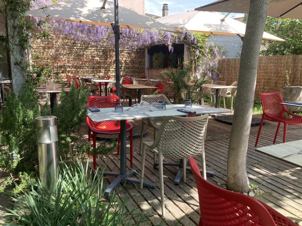 La belle terrasse de notre restaurant près de Bourg-en-Bresse, au calme avec une belle glycine.